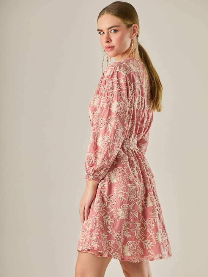 Este vestido de silueta femenina combina un escote en V profundo con una cintura marcada que estiliza la figura. Con mangas 3/4 ligeramente abullonadas y delicados detalles bordados, es una prenda ideal para ocasiones especiales de día o eventos semi formales. Su botonadura frontal añade un toque romántico y clásico que realza su diseño atemporal.

Detalles:

Color: Coral