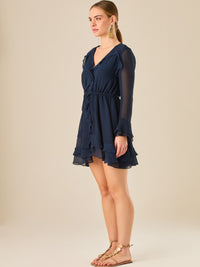 Vestido corto con mangas largas, detalle de volantes y ajuste en la cintura que realza la figura. Su textura ligera y movimiento delicado lo hacen perfecto para un look romántico, femenino y encantador, ideal para ocasiones especiales o salidas con estilo.

Color: Navy

Material: 100% Poliéster

Características: Incluye cinturón a tono.