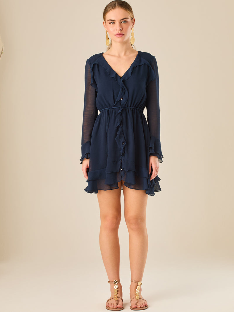 Vestido corto con mangas largas, detalle de volantes y ajuste en la cintura que realza la figura. Su textura ligera y movimiento delicado lo hacen perfecto para un look romántico, femenino y encantador, ideal para ocasiones especiales o salidas con estilo.

Color: Navy

Material: 100% Poliéster

Características: Incluye cinturón a tono.