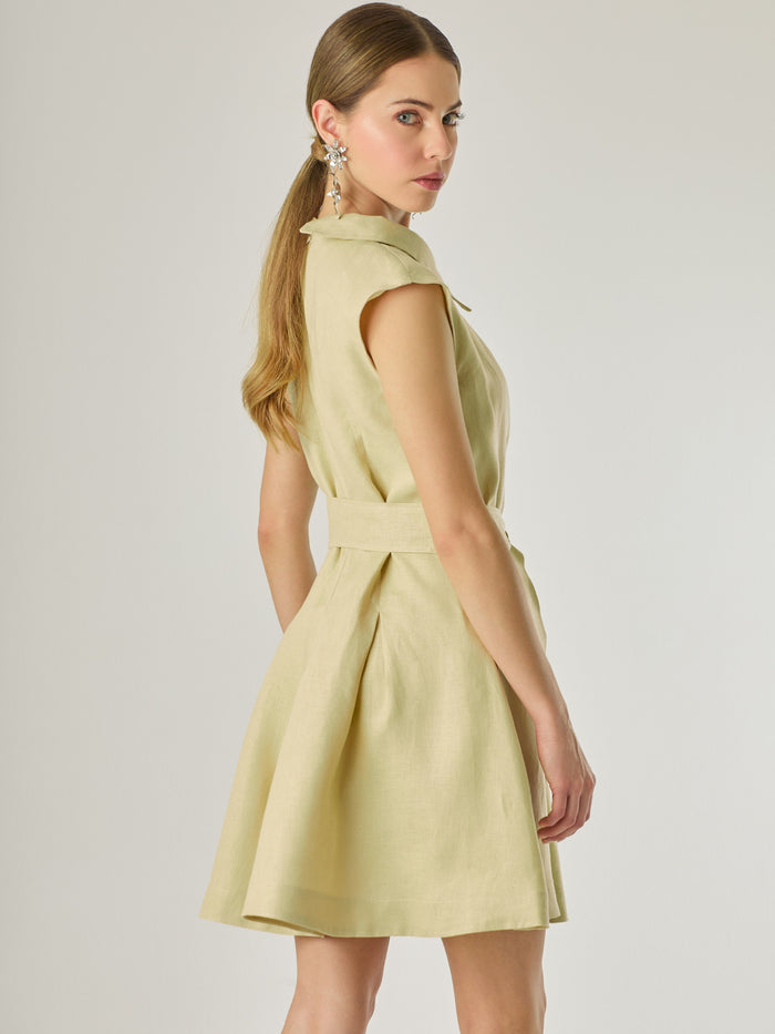 Vestido corto sin mangas con botones frontales y cuello camisero, complementado con un lazo que define la cintura. Su diseño sencillo y femenino lo convierte en una opción ideal para un look casual con un aire sofisticado y fresco.

Color: Vainilla

Material: Lino