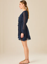 Vestido corto con mangas largas, detalle de volantes y ajuste en la cintura que realza la figura. Su textura ligera y movimiento delicado lo hacen perfecto para un look romántico, femenino y encantador, ideal para ocasiones especiales o salidas con estilo.

Color: Navy

Material: 100% Poliéster

Características: Incluye cinturón a tono.