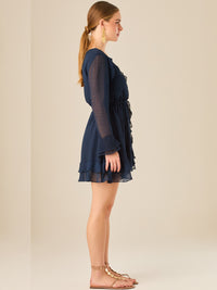 Vestido corto con mangas largas, detalle de volantes y ajuste en la cintura que realza la figura. Su textura ligera y movimiento delicado lo hacen perfecto para un look romántico, femenino y encantador, ideal para ocasiones especiales o salidas con estilo.

Color: Navy

Material: 100% Poliéster

Características: Incluye cinturón a tono.