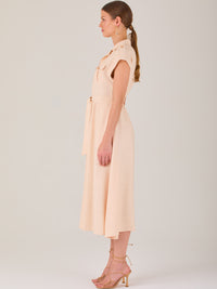 Diseño atemporal con carácter. Este vestido midi sin mangas combina estructura y feminidad con detalles utilitarios como bolsillos frontales, cierre metálico y solapas marcadas. El cinturón en la cintura permite ajustar la silueta, creando un look pulido ideal para la oficina, eventos casuales o estilismos urbanos con elegancia natural.

Detalles: