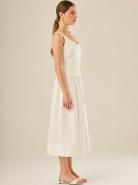 Vestido midi sin mangas con escote redondeado y cinturón decorativo que acentúa la cintura. Su silueta limpia y femenina, junto con la falda con caída suave, lo convierten en una opción elegante y versátil para un look sofisticado y atemporal.

Detalles:

Color: Blanco

Material: 69% Rayo