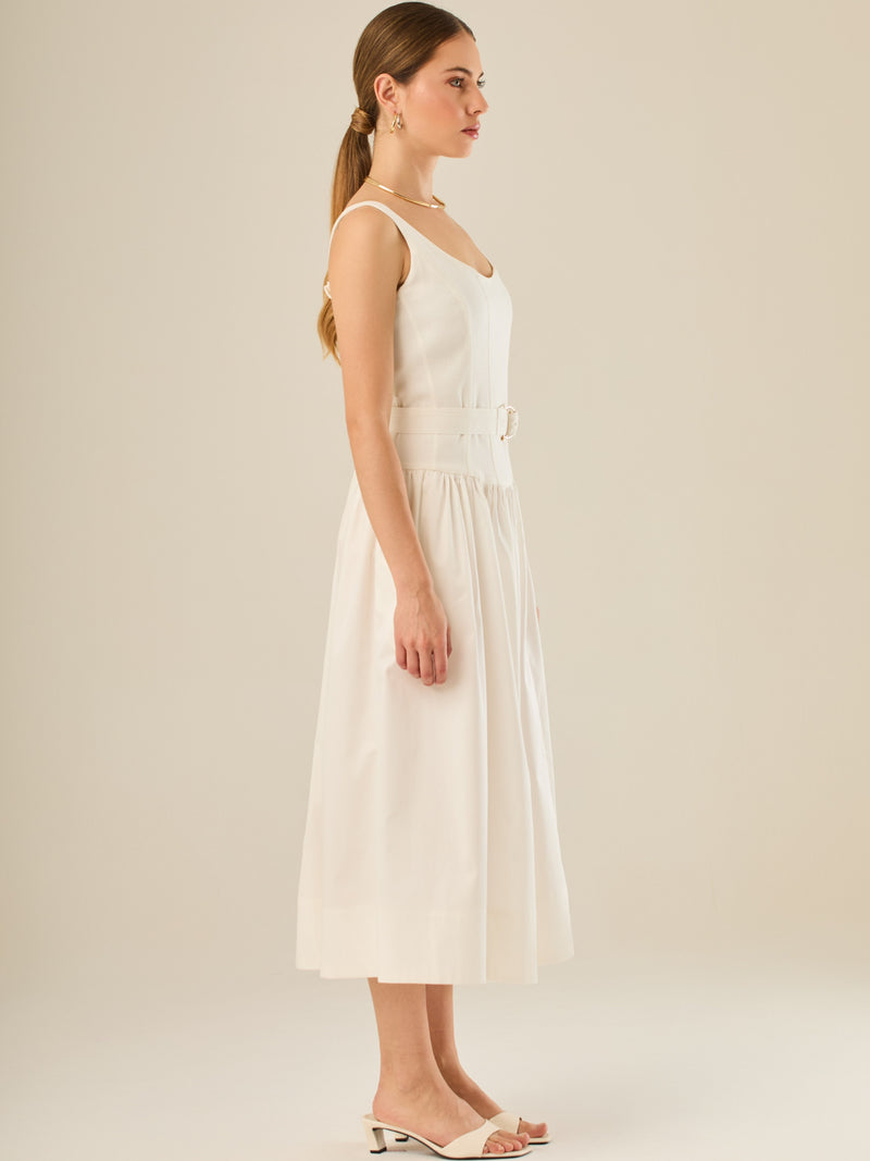 Vestido midi sin mangas con escote redondeado y cinturón decorativo que acentúa la cintura. Su silueta limpia y femenina, junto con la falda con caída suave, lo convierten en una opción elegante y versátil para un look sofisticado y atemporal.

Detalles:

Color: Blanco

Material: 69% Rayo