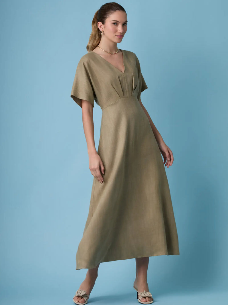 Vestido Denisse Olivo largo y fluido para mujer con diseño sofisticado y caída natural.