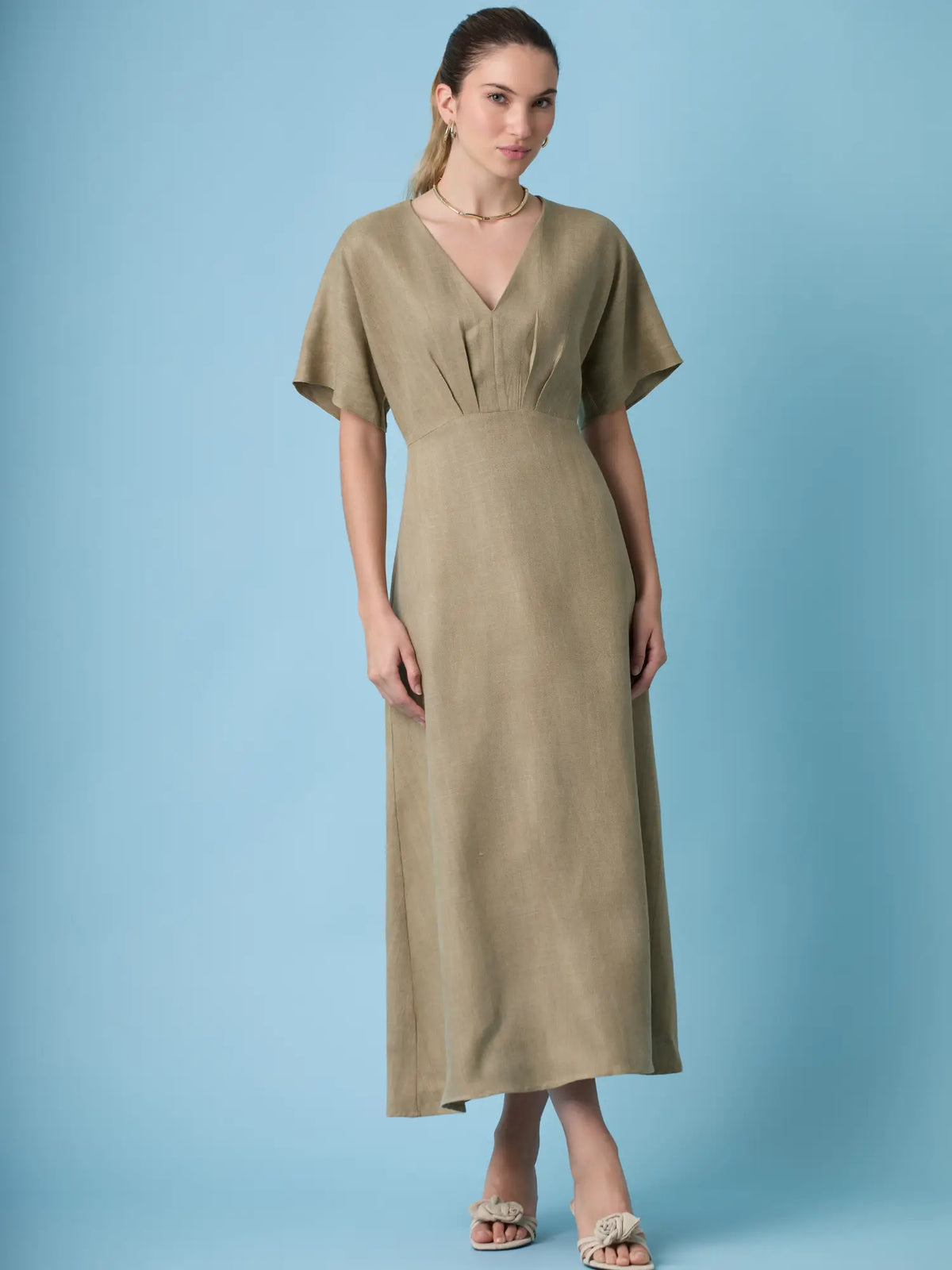 Vestido Denisse Olivo largo ideal para looks formales y casuales con manga relajada y estructura suave.