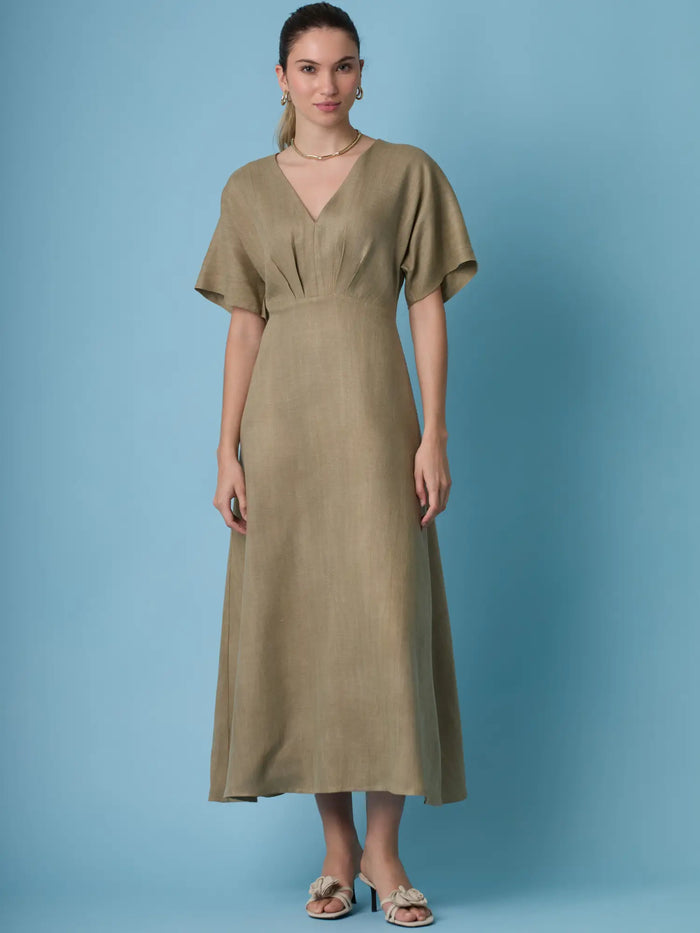 Vestido Denisse Olivo largo con manga corta amplia y escote en V elegante en tono oliva.