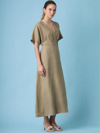 Vestido Denisse Olivo largo de estilo minimalista chic con líneas limpias y textura ligera.