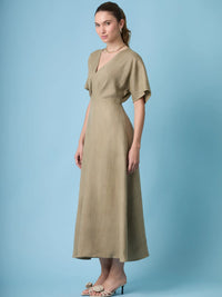 Vestido Denisse Olivo con mangas amplias, corte moderno y silueta favorecedora en color olivo.