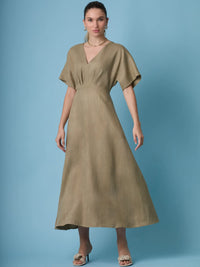 Vestido Denisse Olivo con manga corta fluida y estilo natural perfecto para cualquier ocasión.