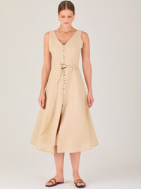 Vestido de corte midi, elegante, con botones frontales. Ideal para una ocasión especial.
