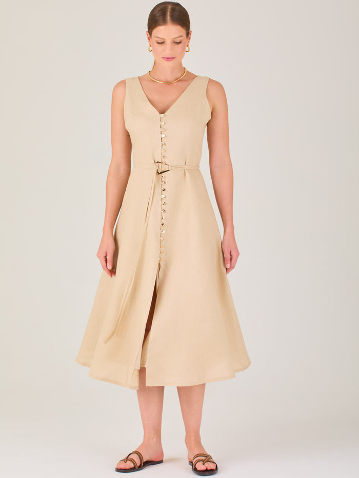 Vestido de corte midi, elegante, con botones frontales. Ideal para una ocasión especial.
