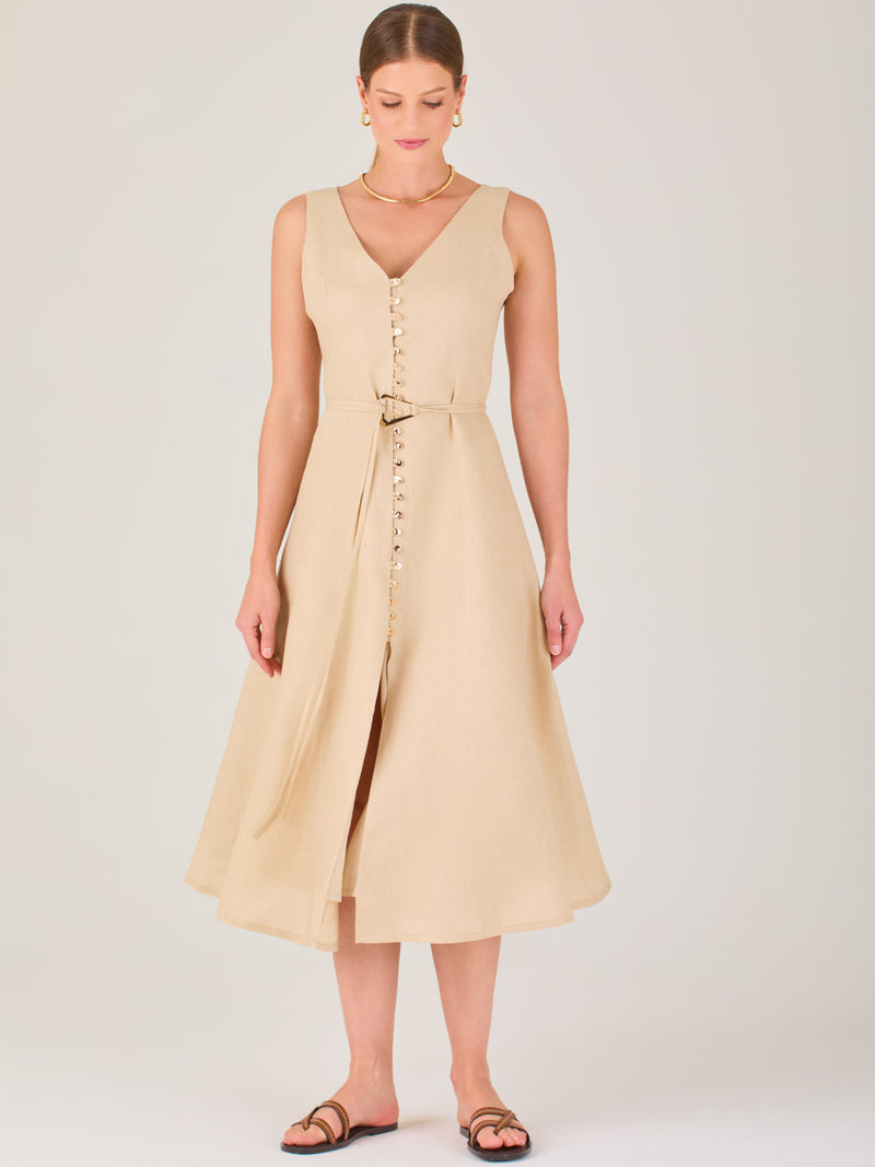 Vestido de corte midi, elegante, con botones frontales. Ideal para una ocasión especial.