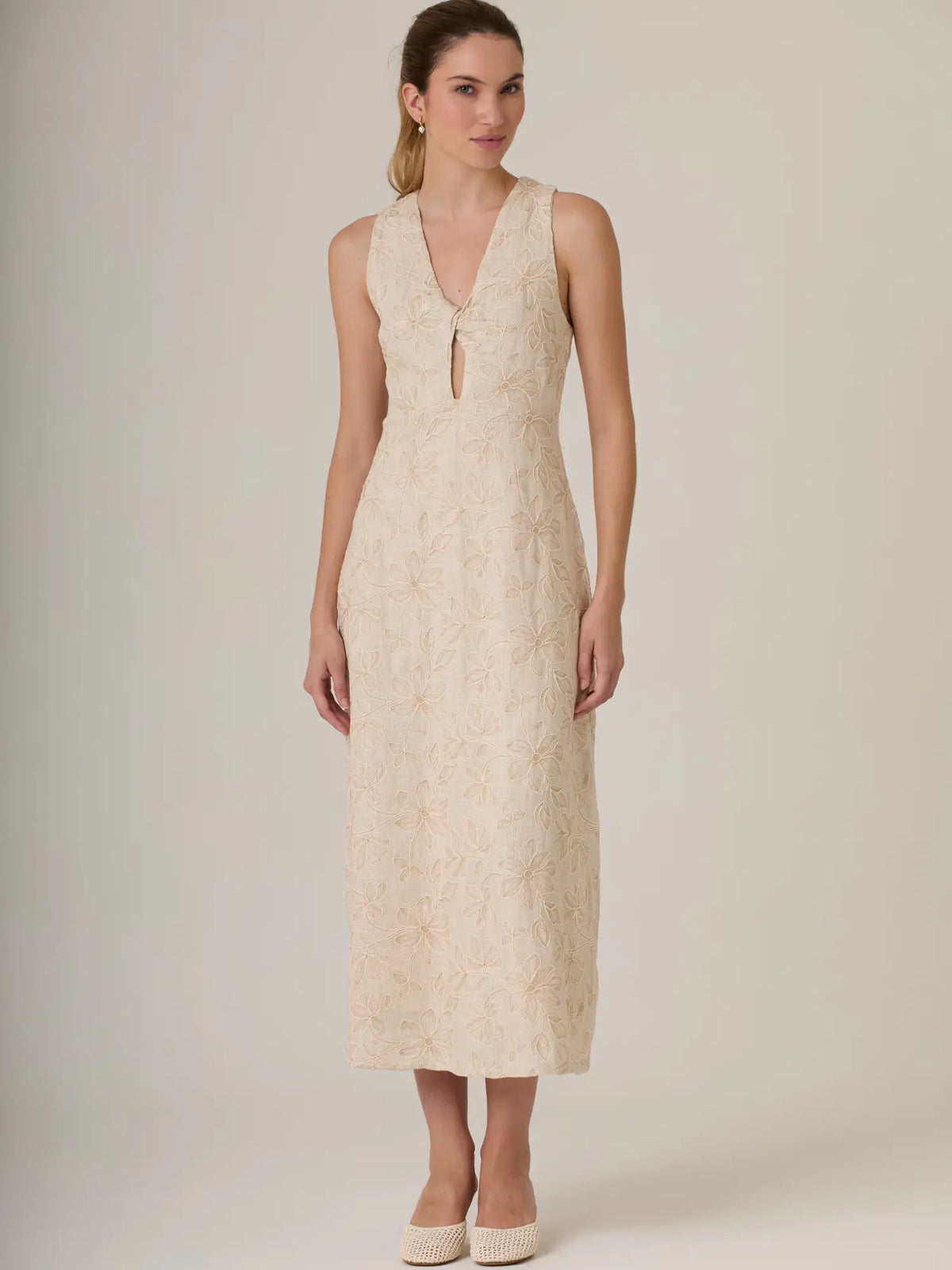Vestido largo beige con bordado floral y escote en V elegante ideal para mujer.