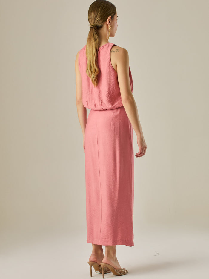 Vestido midi sin mangas con escote redondo y drapeado sutil en la cintura que favorece la silueta. Su tejido suave y caída elegante crean un look sofisticado y minimalista, perfecto para ocasiones que requieren un estilo refinado y actual.

Detalles:

Color: Coral

Material: 85% Rayon 15% Lino

Cuidado: Lavar a mano con jabó