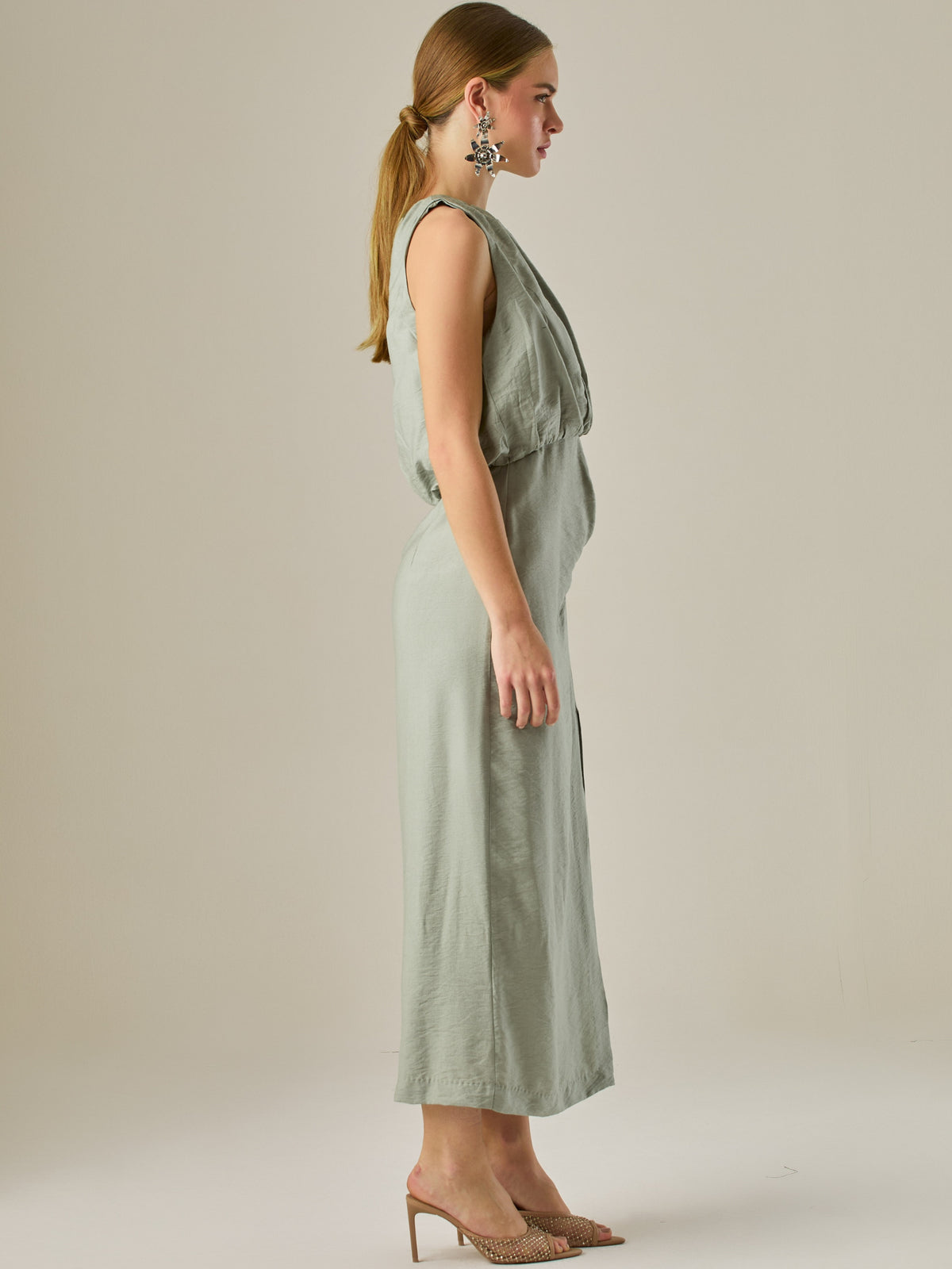 Vestido midi sin mangas con escote redondo y drapeado sutil en la cintura que favorece la silueta. Su tejido suave y caída elegante crean un look sofisticado y minimalista, perfecto para ocasiones que requieren un estilo refinado y actual.

Detalles:

Color: Verde

Material: 85% Rayon 15% Lino