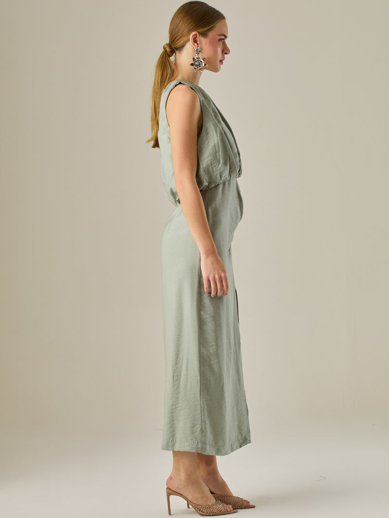 Vestido midi sin mangas con escote redondo y drapeado sutil en la cintura que favorece la silueta. Su tejido suave y caída elegante crean un look sofisticado y minimalista, perfecto para ocasiones que requieren un estilo refinado y actual.

Detalles:

Color: Verde

Material: 85% Rayon 15% Lino
