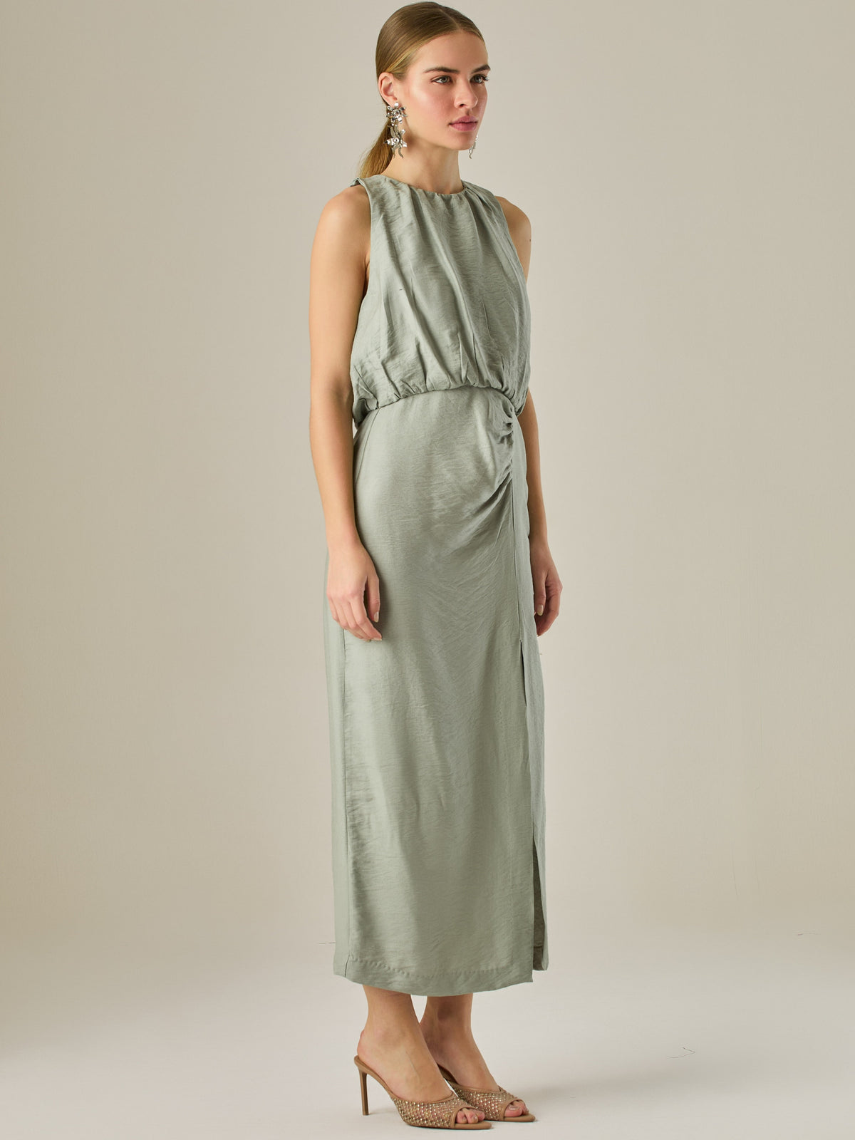 Vestido midi sin mangas con escote redondo y drapeado sutil en la cintura que favorece la silueta. Su tejido suave y caída elegante crean un look sofisticado y minimalista, perfecto para ocasiones que requieren un estilo refinado y actual.

Detalles:

Color: Verde

Material: 85% Rayon 15% Lino
