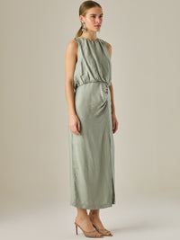 Vestido midi sin mangas con escote redondo y drapeado sutil en la cintura que favorece la silueta. Su tejido suave y caída elegante crean un look sofisticado y minimalista, perfecto para ocasiones que requieren un estilo refinado y actual.

Detalles:

Color: Verde

Material: 85% Rayon 15% Lino