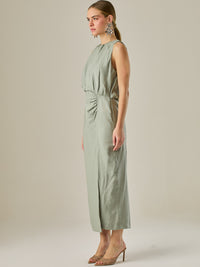 Vestido midi sin mangas con escote redondo y drapeado sutil en la cintura que favorece la silueta. Su tejido suave y caída elegante crean un look sofisticado y minimalista, perfecto para ocasiones que requieren un estilo refinado y actual.

Detalles:

Color: Verde

Material: 85% Rayon 15% Lino