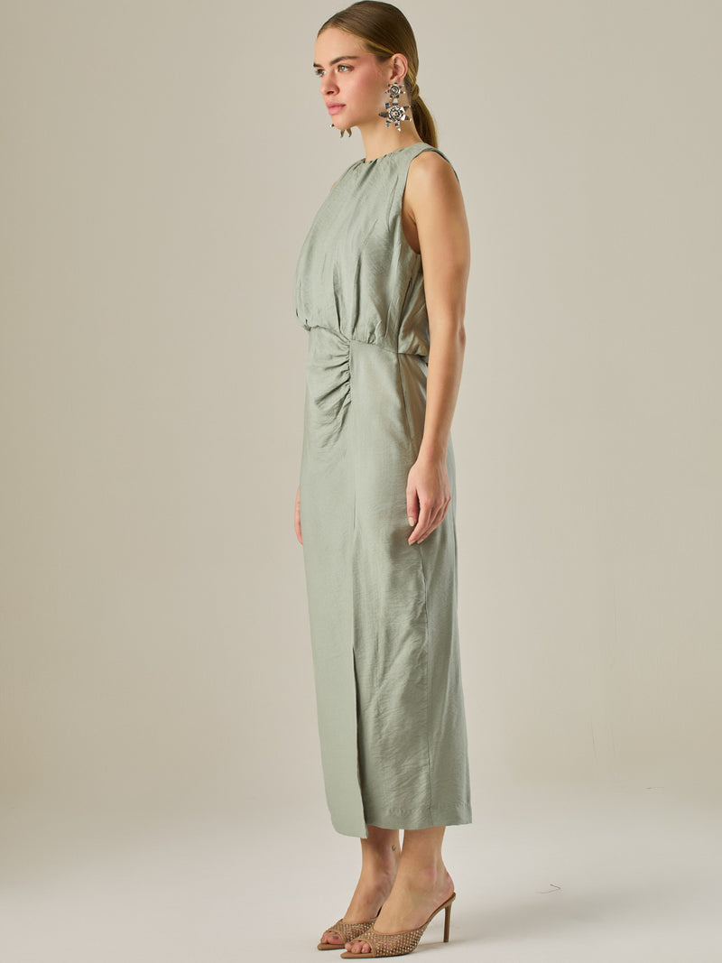 Vestido midi sin mangas con escote redondo y drapeado sutil en la cintura que favorece la silueta. Su tejido suave y caída elegante crean un look sofisticado y minimalista, perfecto para ocasiones que requieren un estilo refinado y actual.

Detalles:

Color: Verde

Material: 85% Rayon 15% Lino