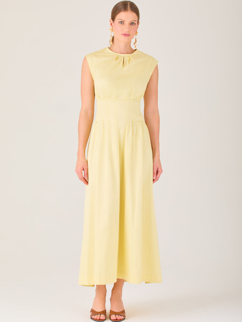 Delicado y femenino, este vestido de largo midi combina una silueta limpia con detalles sutiles. Su diseño sin mangas y escote ligeramente fruncido aporta frescura, mientras que la cintura elástica acentúa la figura con comodidad. Ideal para ocasiones de día, eventos casuales o looks refinados con aire minimalista.