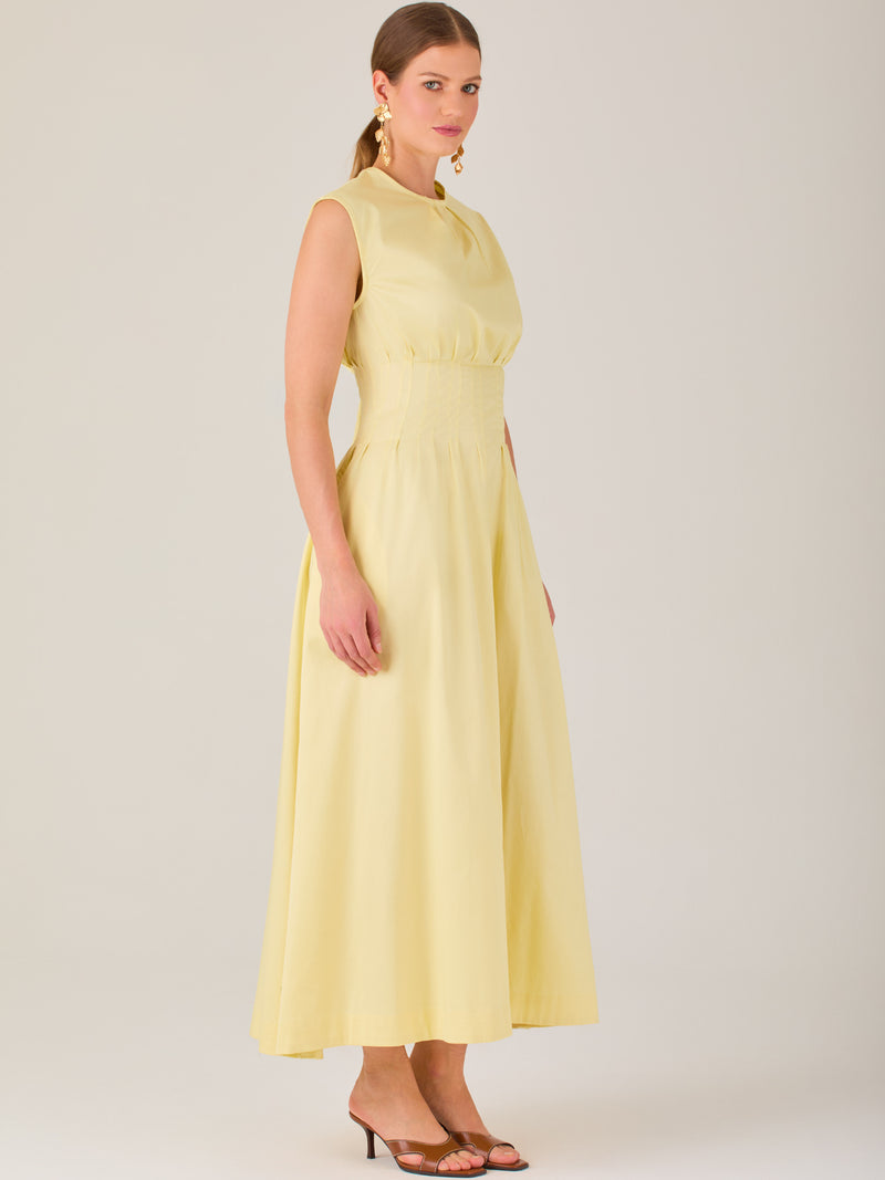 Delicado y femenino, este vestido de largo midi combina una silueta limpia con detalles sutiles. Su diseño sin mangas y escote ligeramente fruncido aporta frescura, mientras que la cintura elástica acentúa la figura con comodidad. Ideal para ocasiones de día, eventos casuales o looks refinados con aire minimalista.