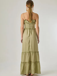 Vestido largo con volantes delicados y silueta fluida, ideal para un look femenino y relajado. Su diseño cómodo y versátil combina elegancia natural con un toque romántico, perfecto para los días cálidos.

Detalles:

Color: Taupe

Material: 100% Lyocel