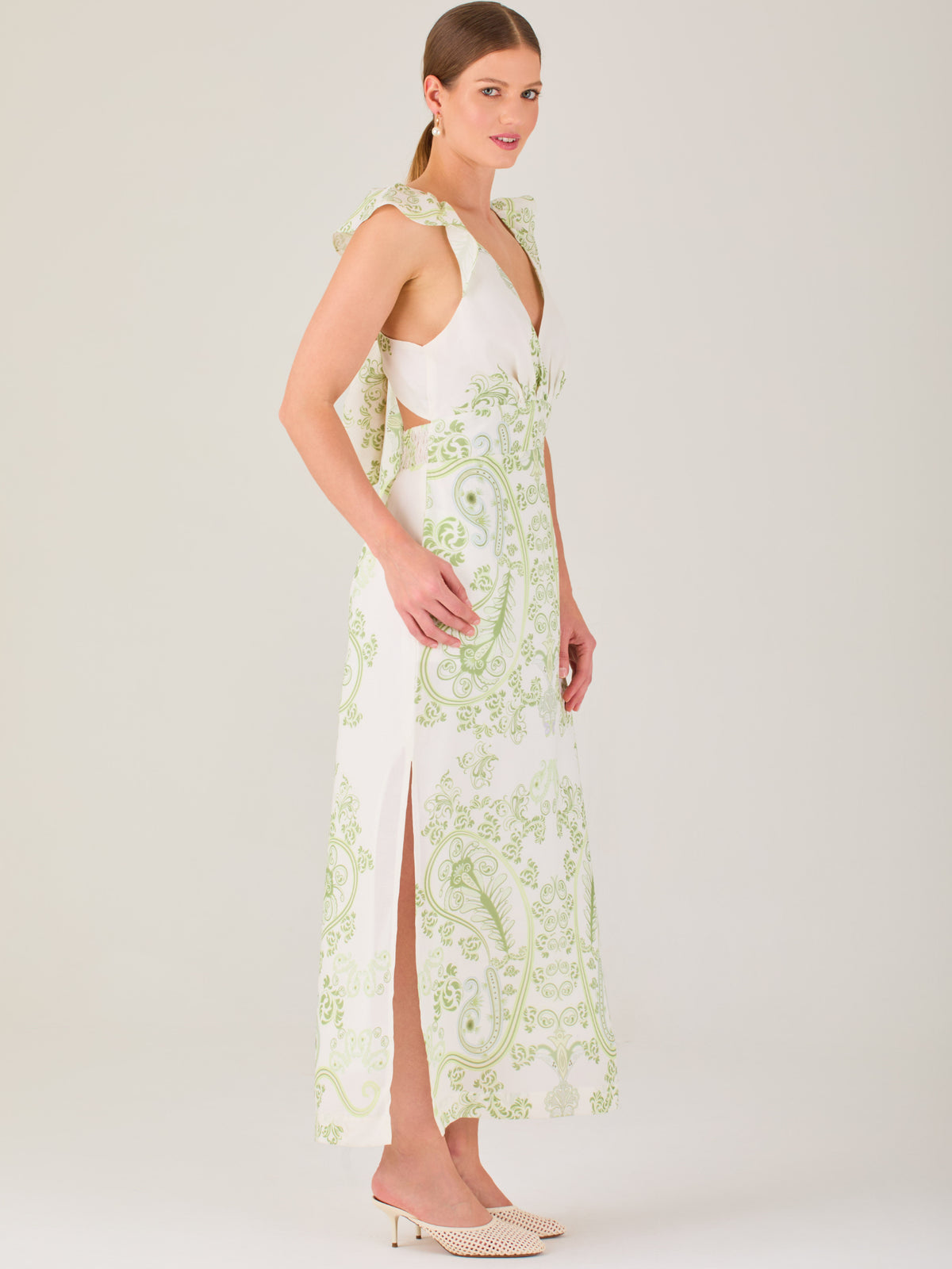 Vestido largo estampado,  con  sutil escote frontal, perfecto para looks elegantes y veraniegos, 

Detalles:

Color: Olivo

Material: 80% Tencel 20% Lino