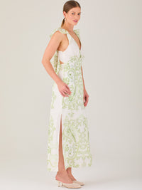 Vestido largo estampado,  con  sutil escote frontal, perfecto para looks elegantes y veraniegos, 

Detalles:

Color: Olivo

Material: 80% Tencel 20% Lino
