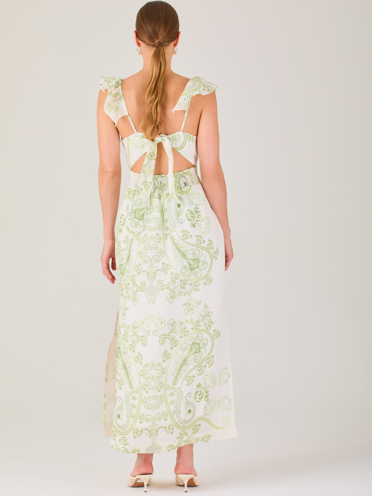 Vestido largo estampado,  con  sutil escote frontal, perfecto para looks elegantes y veraniegos, 

Detalles:

Color: Olivo

Material: 80% Tencel 20% Lino
