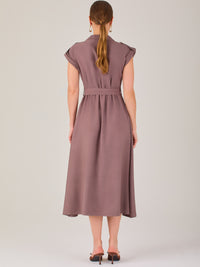 Diseño atemporal con carácter. Este vestido midi sin mangas combina estructura y feminidad con detalles utilitarios como bolsillos frontales, cierre metálico y solapas marcadas. El cinturón en la cintura permite ajustar la silueta, creando un look pulido ideal para la oficina, eventos casuales o estilismos urbanos con elegancia natural.