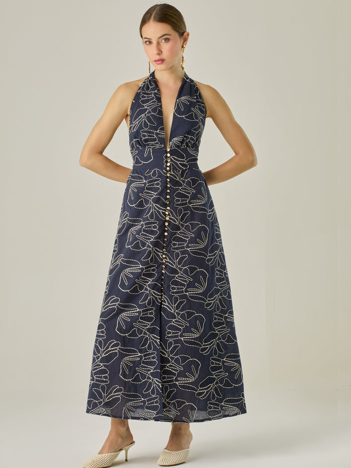 Vestido largo con escote halter profundo y espalda descubierta, ideal para ocasiones especiales. Su diseño sofisticado se realza con detalles bordados y una silueta que estiliza, logrando un look elegante y llamativo con un aire moderno.

Detalles:

Color: Navy

Material: 100% Algodon