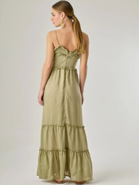 Vestido largo con volantes delicados y silueta fluida, ideal para un look femenino y relajado. Su diseño cómodo y versátil combina elegancia natural con un toque romántico, perfecto para los días cálidos.

Detalles:

Color: Taupe

Material: 100% Lyocel