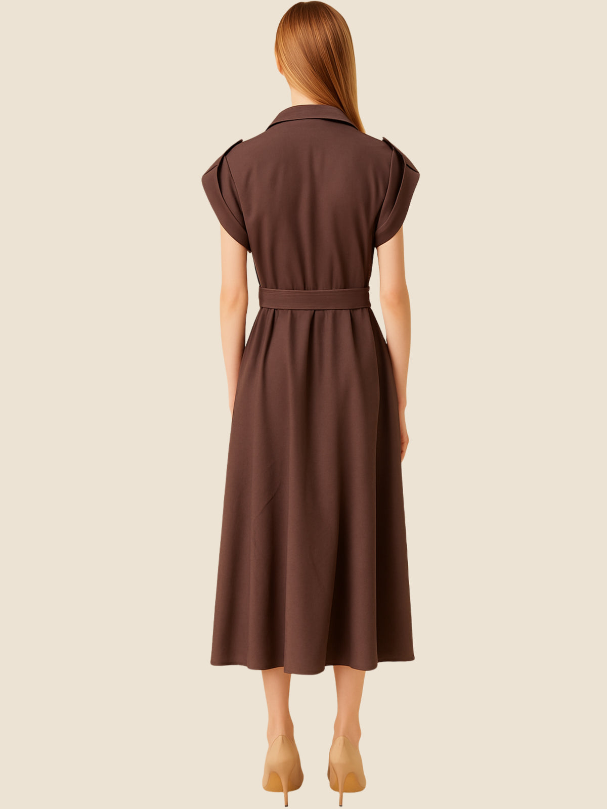 Diseño atemporal con carácter. Este vestido midi sin mangas combina estructura y feminidad con detalles utilitarios como bolsillos frontales, cierre metálico y solapas marcadas. El cinturón en la cintura permite ajustar la silueta, creando un look pulido ideal para la oficina, eventos casuales o estilismos urbanos con elegancia natural.