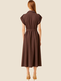 Diseño atemporal con carácter. Este vestido midi sin mangas combina estructura y feminidad con detalles utilitarios como bolsillos frontales, cierre metálico y solapas marcadas. El cinturón en la cintura permite ajustar la silueta, creando un look pulido ideal para la oficina, eventos casuales o estilismos urbanos con elegancia natural.