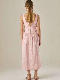 Vestido midi sin mangas con escote redondeado y cinturón decorativo que acentúa la cintura. Su silueta limpia y femenina, junto con la falda con caída suave, lo convierten en una opción elegante y versátil para un look sofisticado y atemporal.

Detalles:

Color: Rosa

Material: 69% Rayon 29% Lino 2% Lino