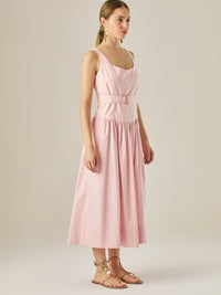 Vestido midi sin mangas con escote redondeado y cinturón decorativo que acentúa la cintura. Su silueta limpia y femenina, junto con la falda con caída suave, lo convierten en una opción elegante y versátil para un look sofisticado y atemporal.

Detalles:

Color: Rosa

Material: 69% Rayon 29% Lino 2% Lino