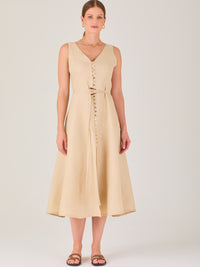 Vestido de corte midi, elegante, con botones frontales. Ideal para una ocasión especial.