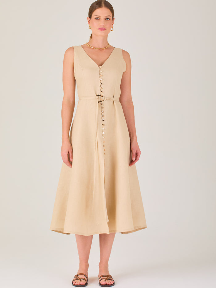 Vestido de corte midi, elegante, con botones frontales. Ideal para una ocasión especial.