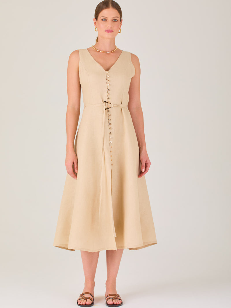 Vestido de corte midi, elegante, con botones frontales. Ideal para una ocasión especial.