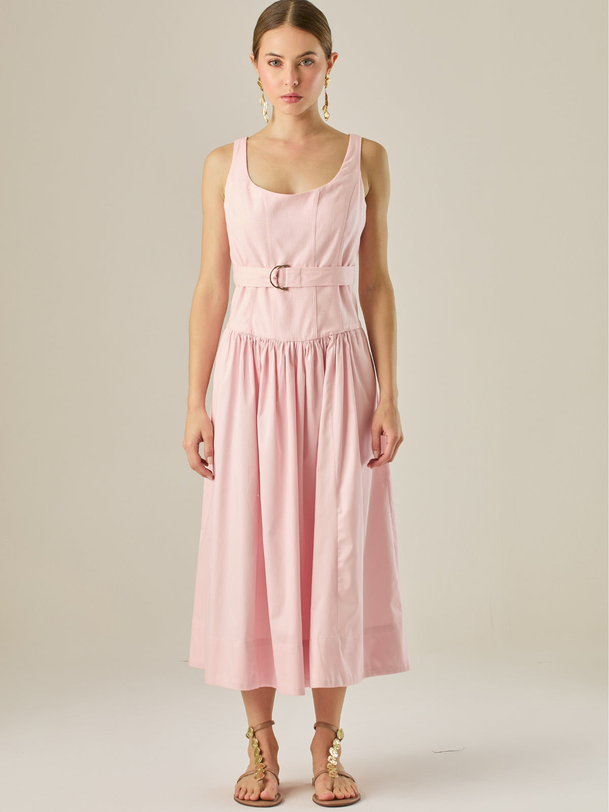 Vestido midi sin mangas con escote redondeado y cinturón decorativo que acentúa la cintura. Su silueta limpia y femenina, junto con la falda con caída suave, lo convierten en una opción elegante y versátil para un look sofisticado y atemporal.

Detalles:

Color: Rosa

Material: 69% Rayon 29% Lino 2% Lino