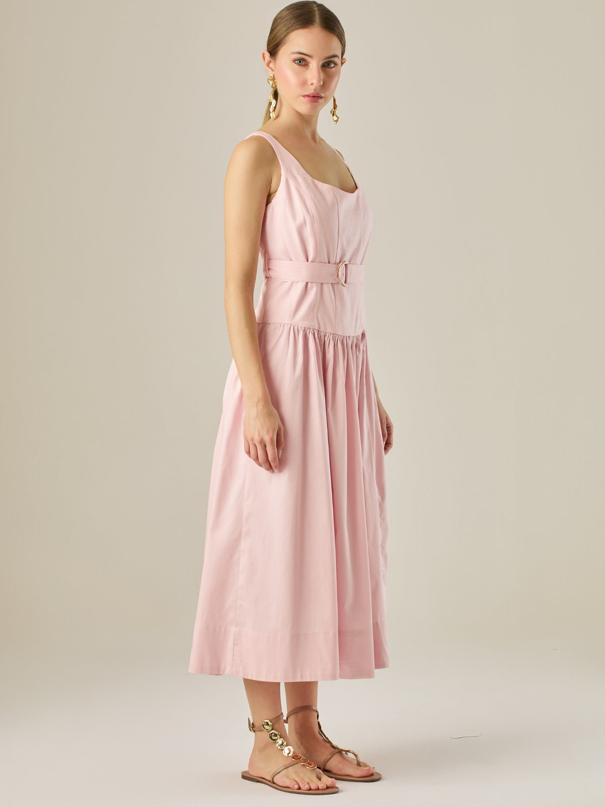 Vestido midi sin mangas con escote redondeado y cinturón decorativo que acentúa la cintura. Su silueta limpia y femenina, junto con la falda con caída suave, lo convierten en una opción elegante y versátil para un look sofisticado y atemporal.

Detalles:

Color: Rosa

Material: 69% Rayon 29% Lino 2% Lino