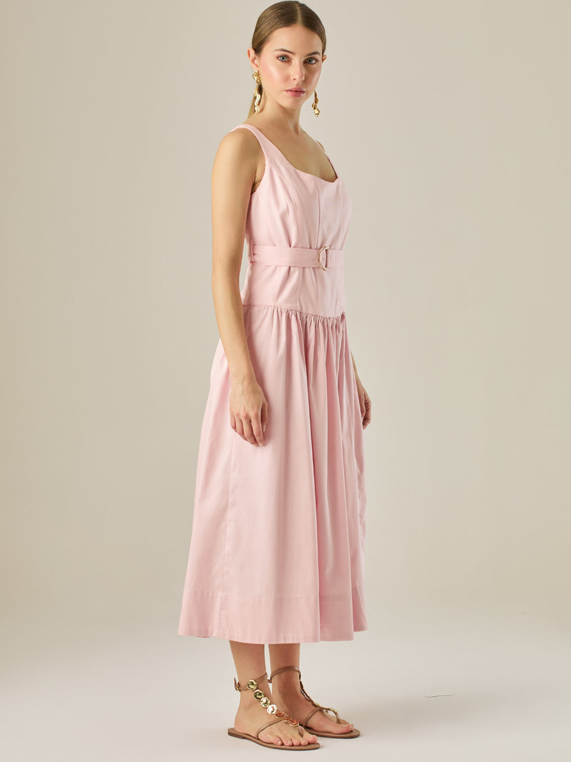 Vestido midi sin mangas con escote redondeado y cinturón decorativo que acentúa la cintura. Su silueta limpia y femenina, junto con la falda con caída suave, lo convierten en una opción elegante y versátil para un look sofisticado y atemporal.

Detalles:

Color: Rosa

Material: 69% Rayon 29% Lino 2% Lino