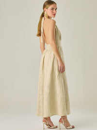 Vestido largo con escote halter profundo y espalda descubierta, ideal para ocasiones especiales. Su diseño sofisticado se realza con detalles bordados y una silueta que estiliza, logrando un look elegante y llamativo con un aire moderno.

Detalles:

Color: Sand

Material: 100% Algodon

Características: Incluye botones.