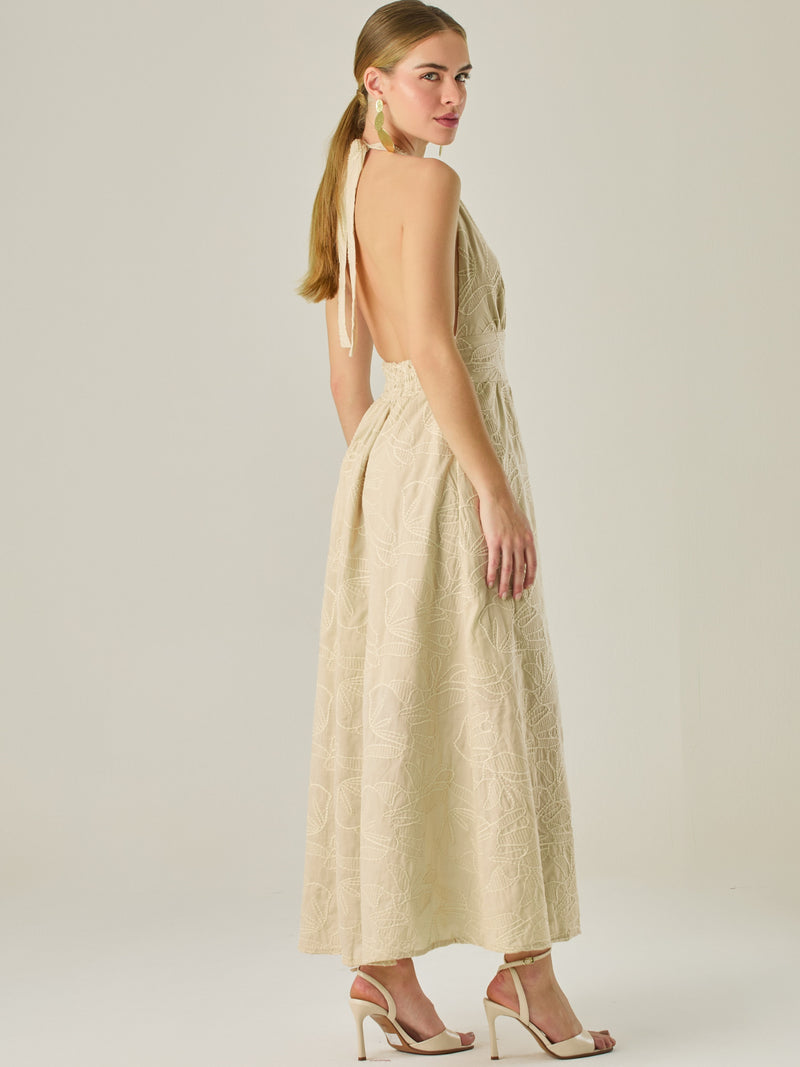 Vestido largo con escote halter profundo y espalda descubierta, ideal para ocasiones especiales. Su diseño sofisticado se realza con detalles bordados y una silueta que estiliza, logrando un look elegante y llamativo con un aire moderno.

Detalles:

Color: Sand

Material: 100% Algodon

Características: Incluye botones.