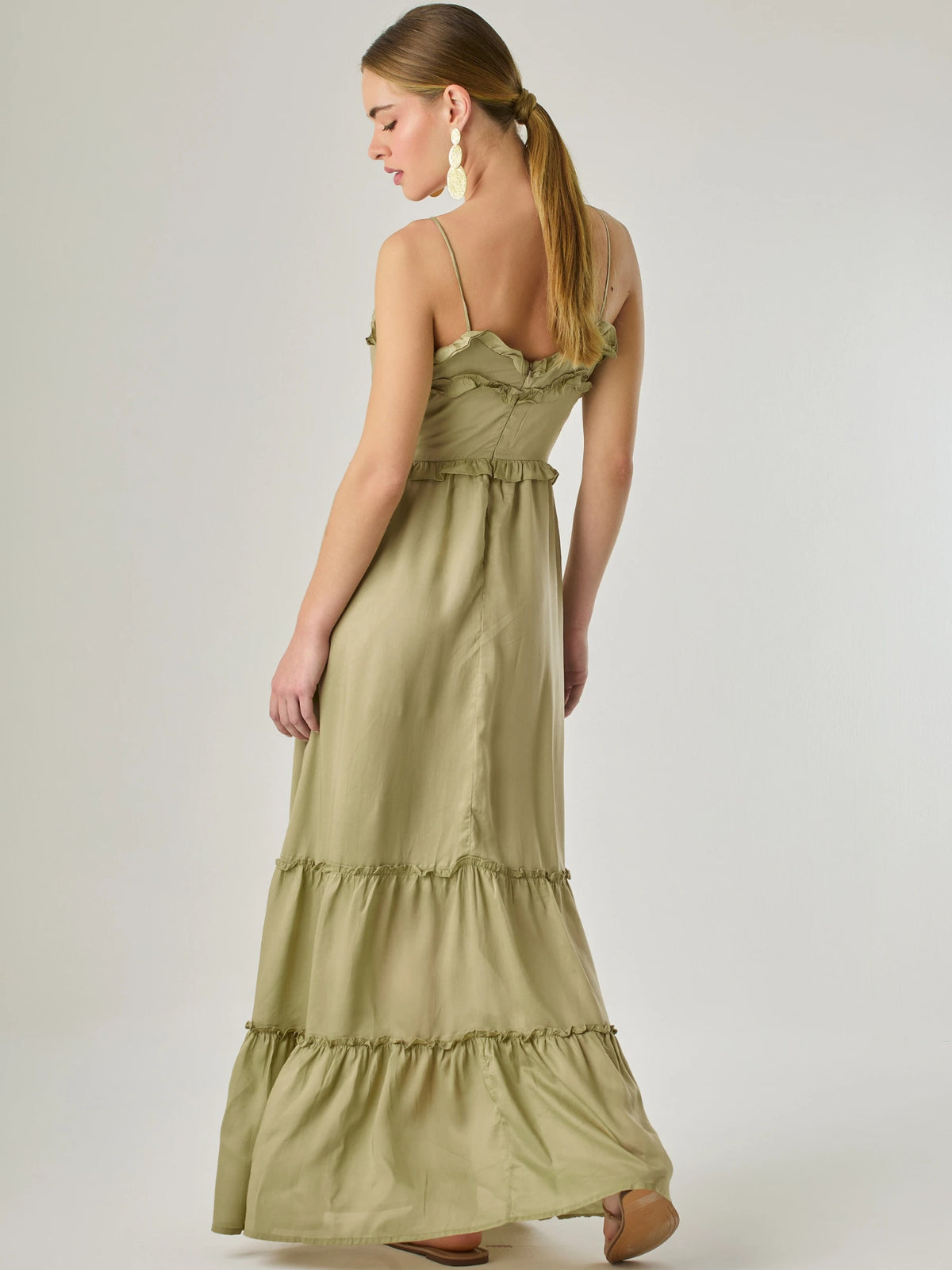 Vestido largo con volantes delicados y silueta fluida, ideal para un look femenino y relajado. Su diseño cómodo y versátil combina elegancia natural con un toque romántico, perfecto para los días cálidos.

Detalles:

Color: Taupe

Material: 100% Lyocel