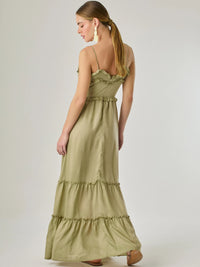 Vestido largo con volantes delicados y silueta fluida, ideal para un look femenino y relajado. Su diseño cómodo y versátil combina elegancia natural con un toque romántico, perfecto para los días cálidos.

Detalles:

Color: Taupe

Material: 100% Lyocel