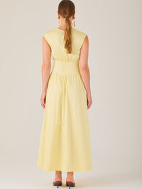 Delicado y femenino, este vestido de largo midi combina una silueta limpia con detalles sutiles. Su diseño sin mangas y escote ligeramente fruncido aporta frescura, mientras que la cintura elástica acentúa la figura con comodidad. Ideal para ocasiones de día, eventos casuales o looks refinados con aire minimalista.